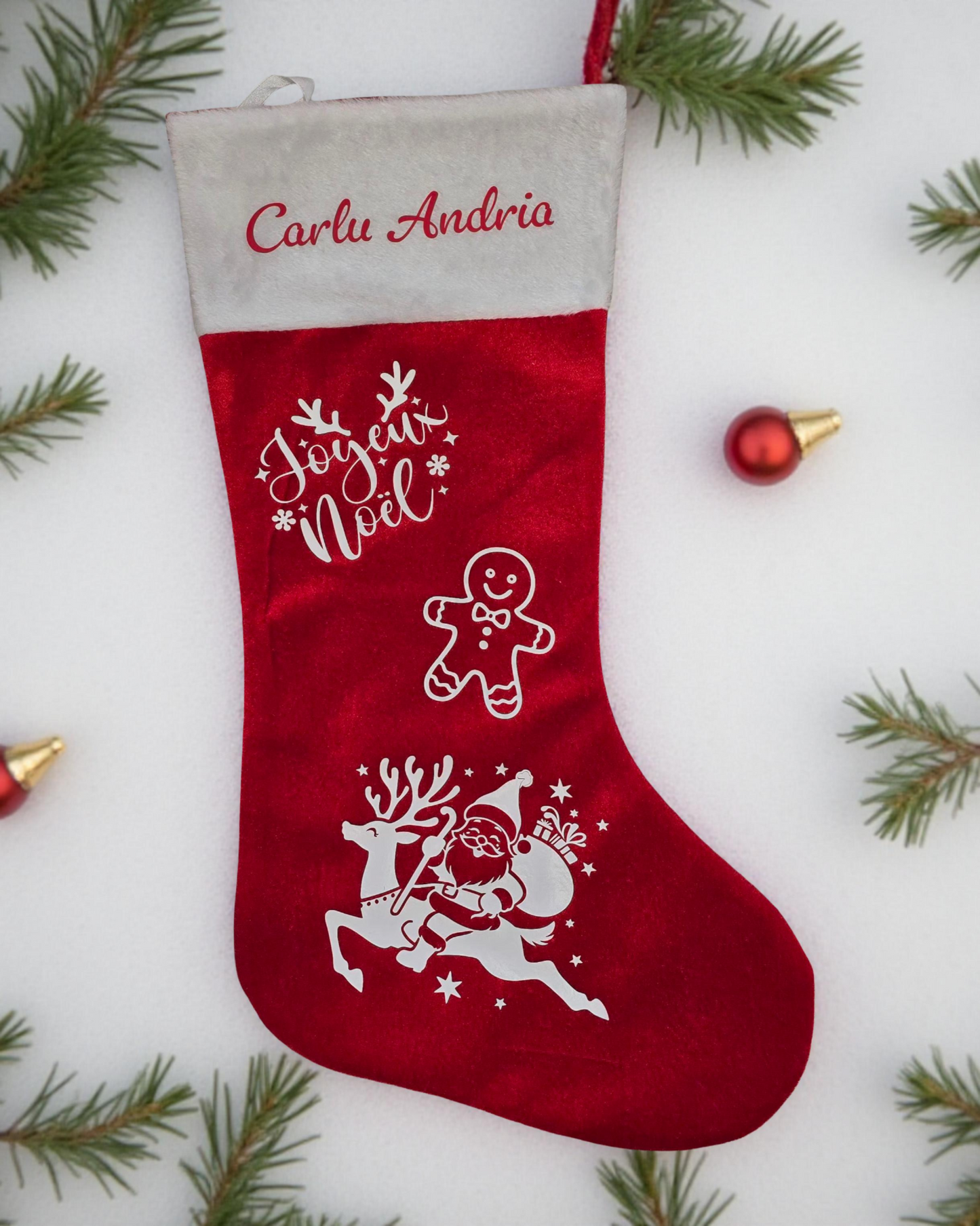 Chaussette de Noël personnalisée pour Carlu Andria, avec le Père Noël et son renne, un bonhomme pain d'épice et Joyeux Noël !