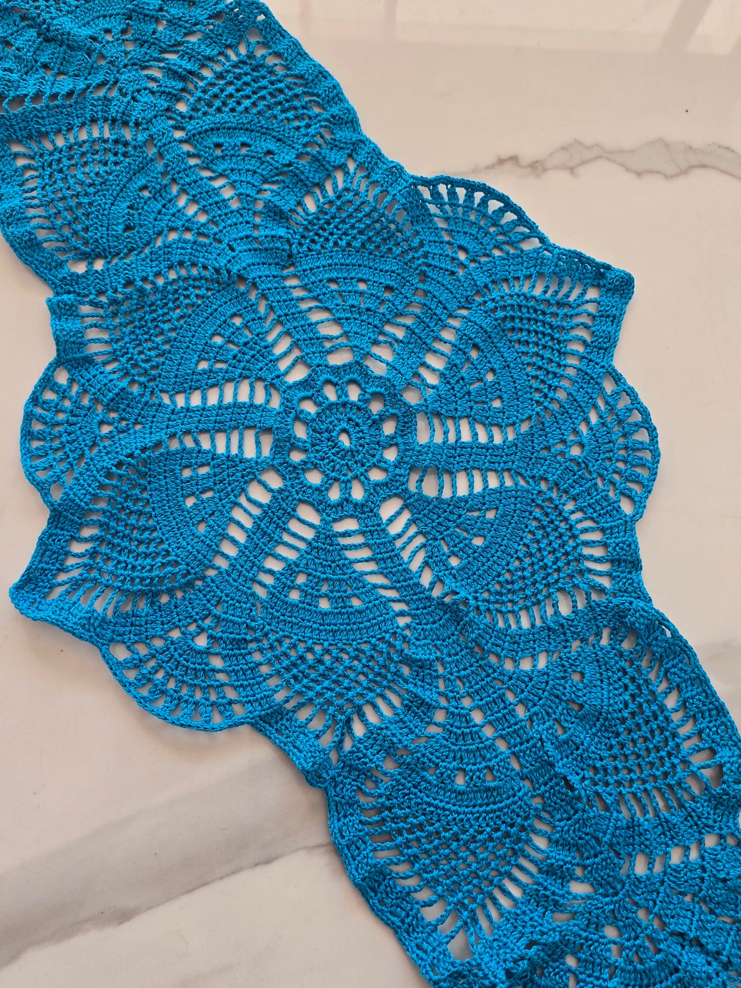 Chemin de table au crochet bleu fait main avec motif floral délicat