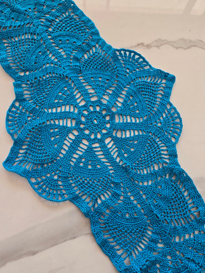 Chemin de table au crochet bleu fait main avec motif floral délicat
