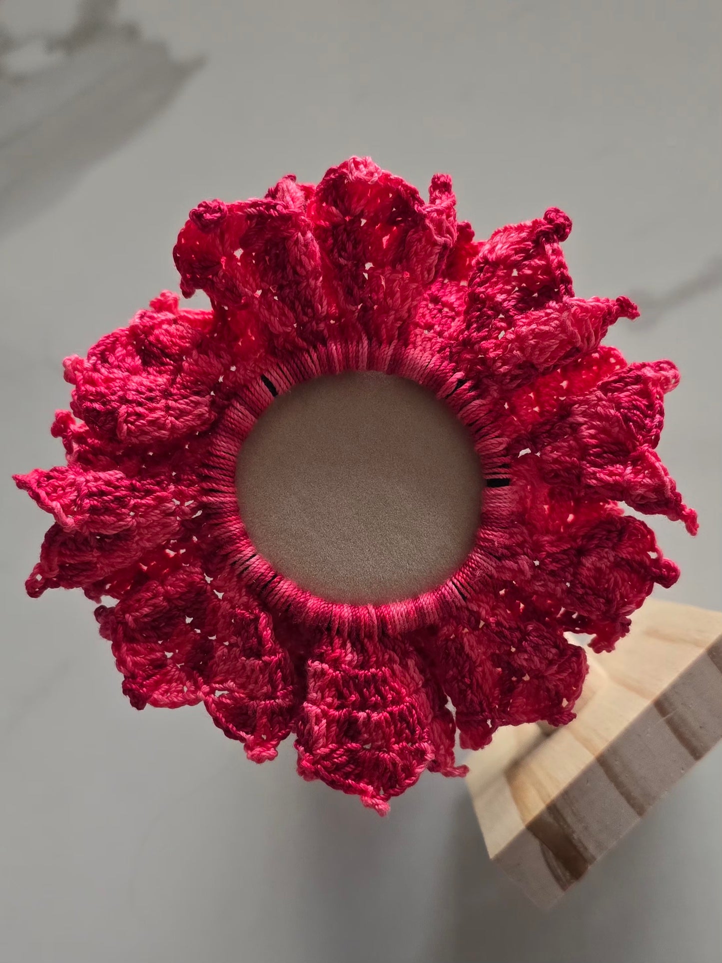 Chouchou rose en crochet fait main artisanal.