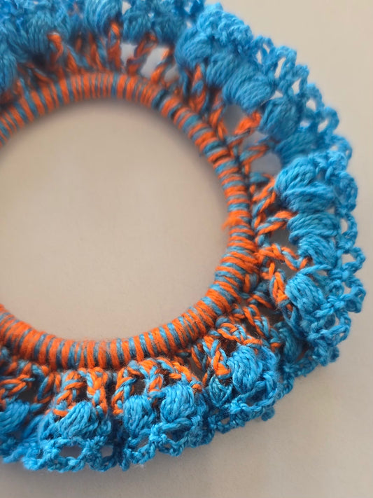 Chouchou artisanal bleu et orange avec volants crochetés