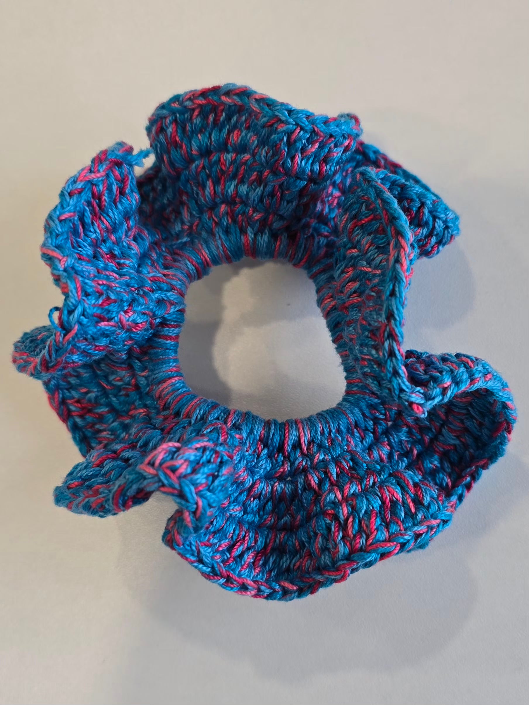 Chouchou bleu et rose en crochet fait main en coton.