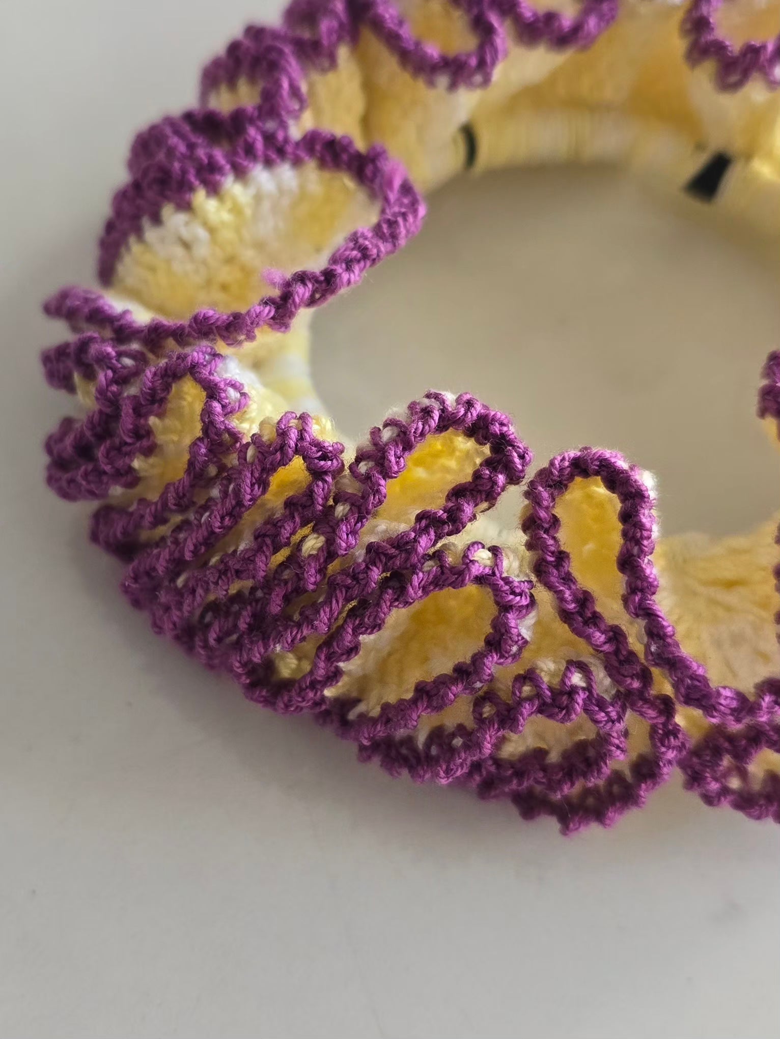 Chouchou en fil coton jaune pastel et violet entièrement fait main