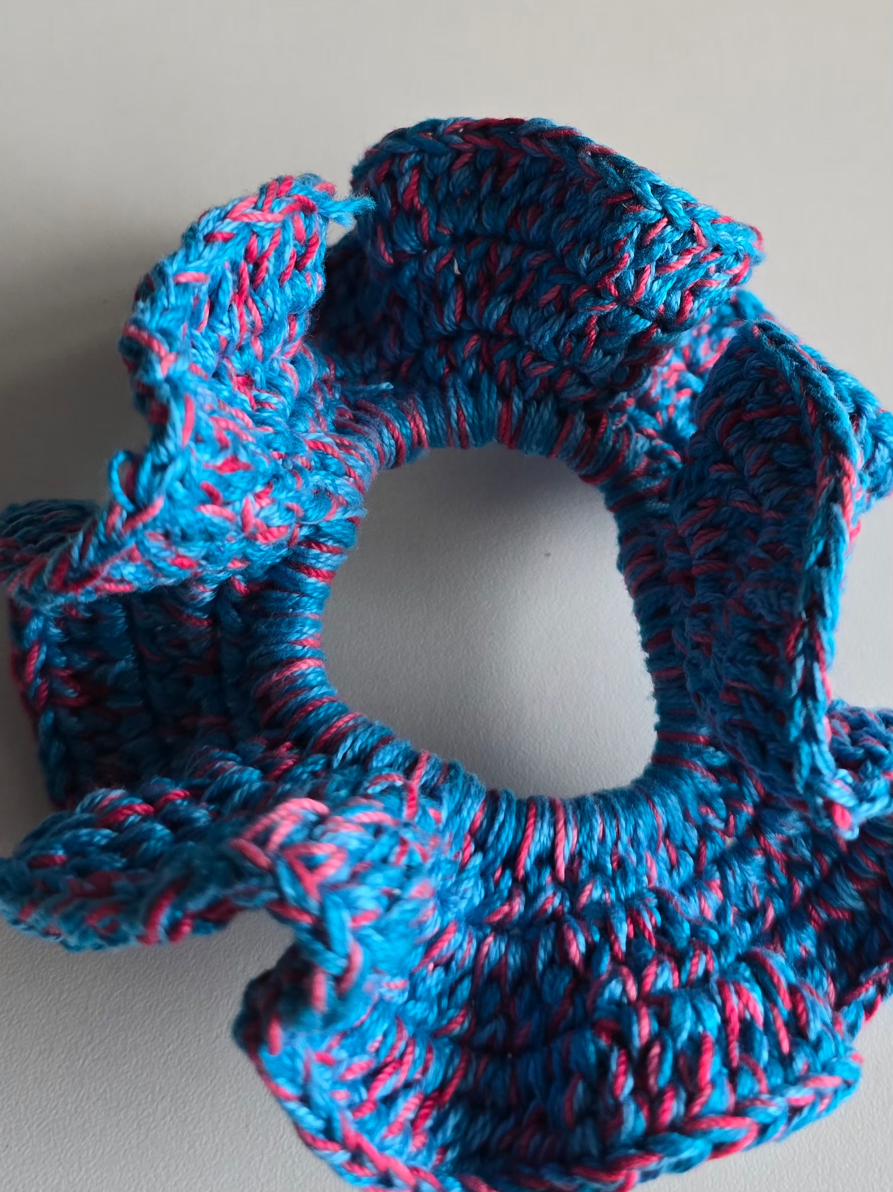 chouchou multicolore bleu et rose fait main