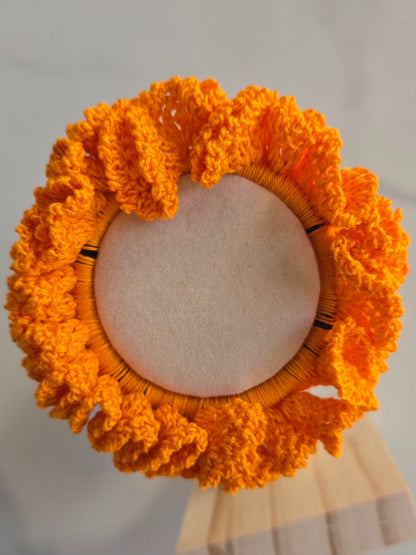 Chouchou orange lumineux en crochet artisanal 