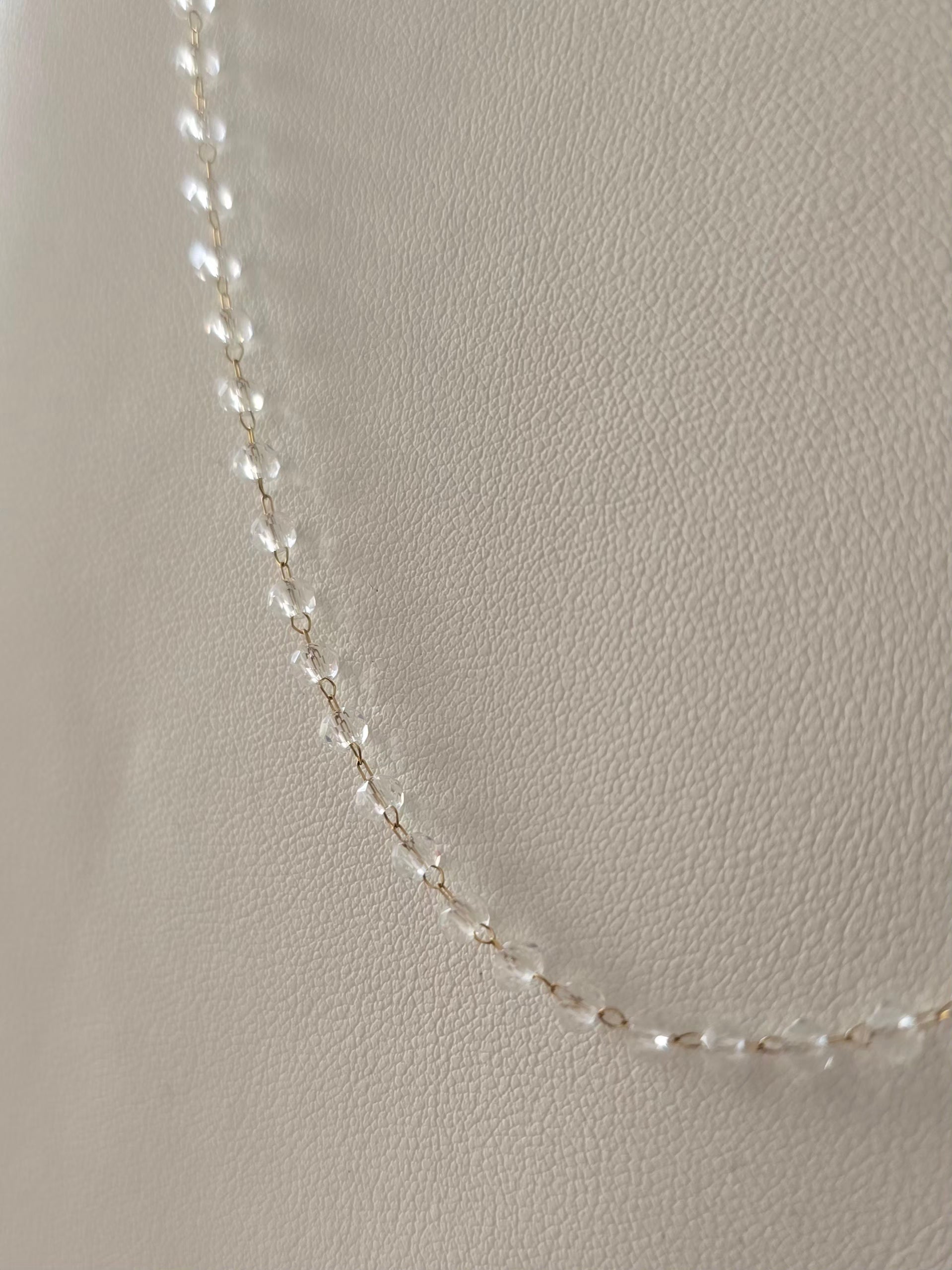 collier Clarity en version dorée posé en courbe