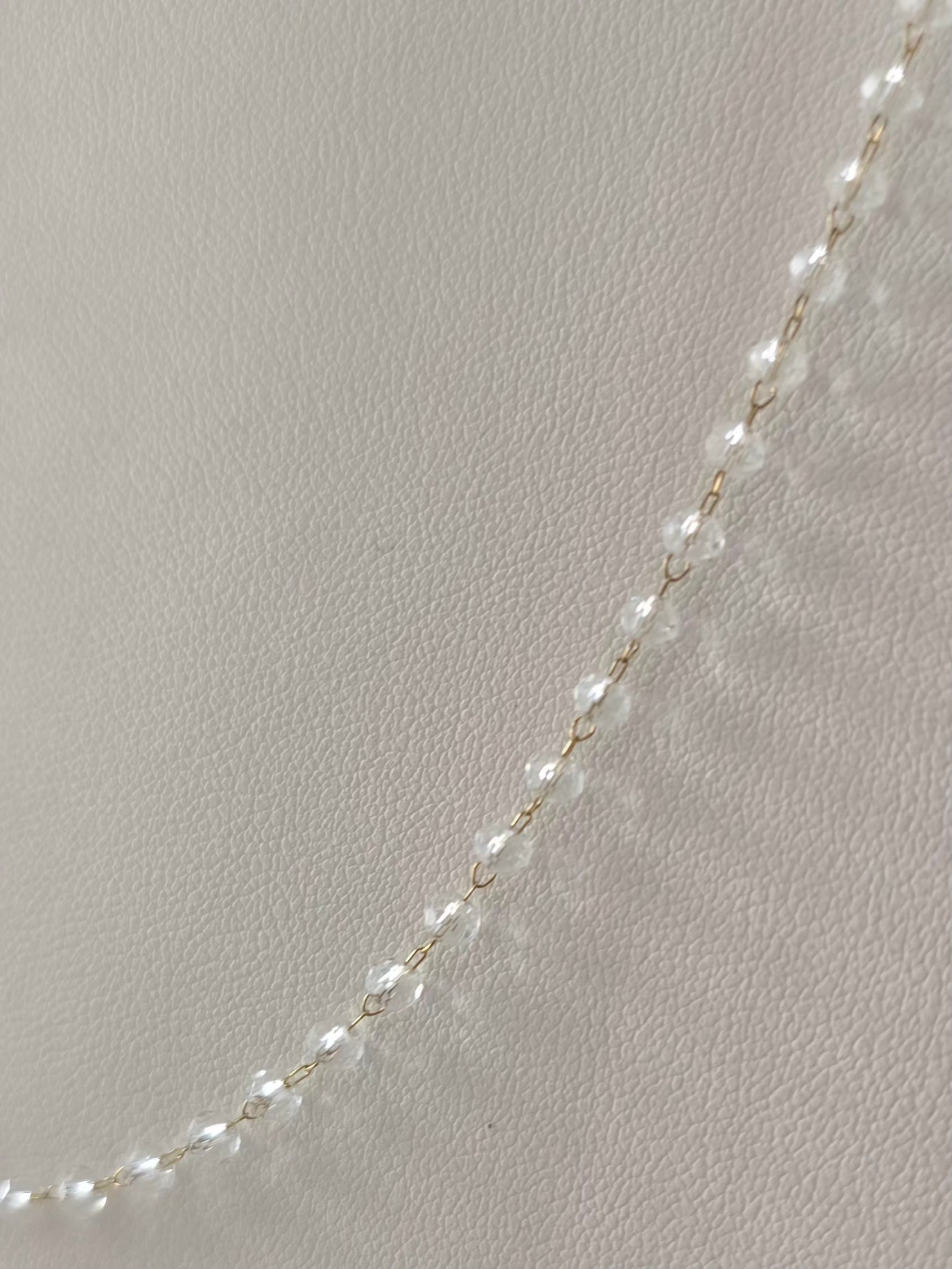 Perles transparentes du collier Clarity reflétant la lumière 