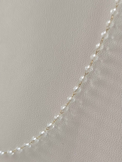 Perles transparentes du collier Clarity reflétant la lumière 