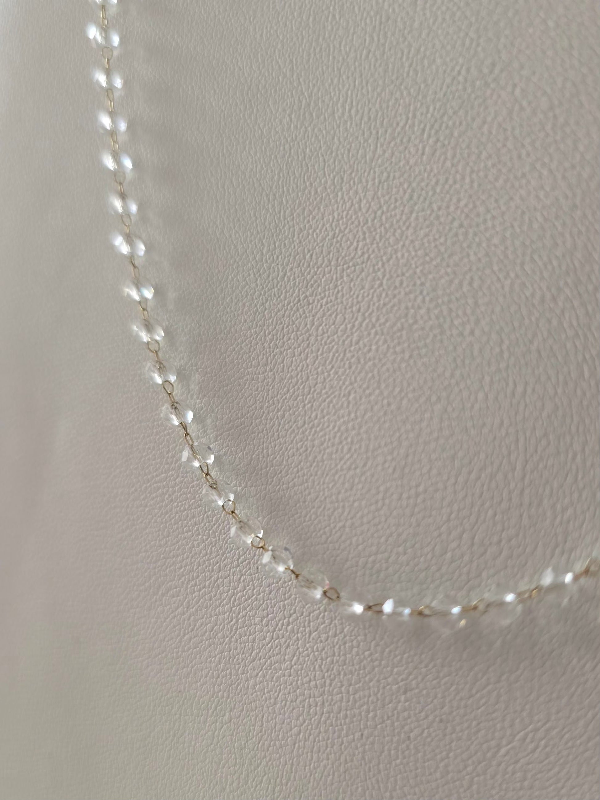 Zoom sur les petites perles 3 mm du collier Clarity