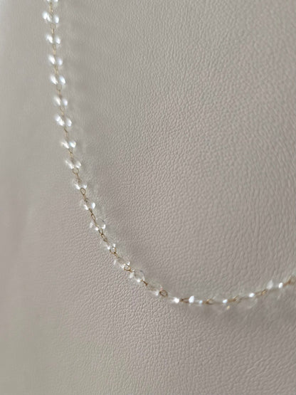 Zoom sur les petites perles 3 mm du collier Clarity