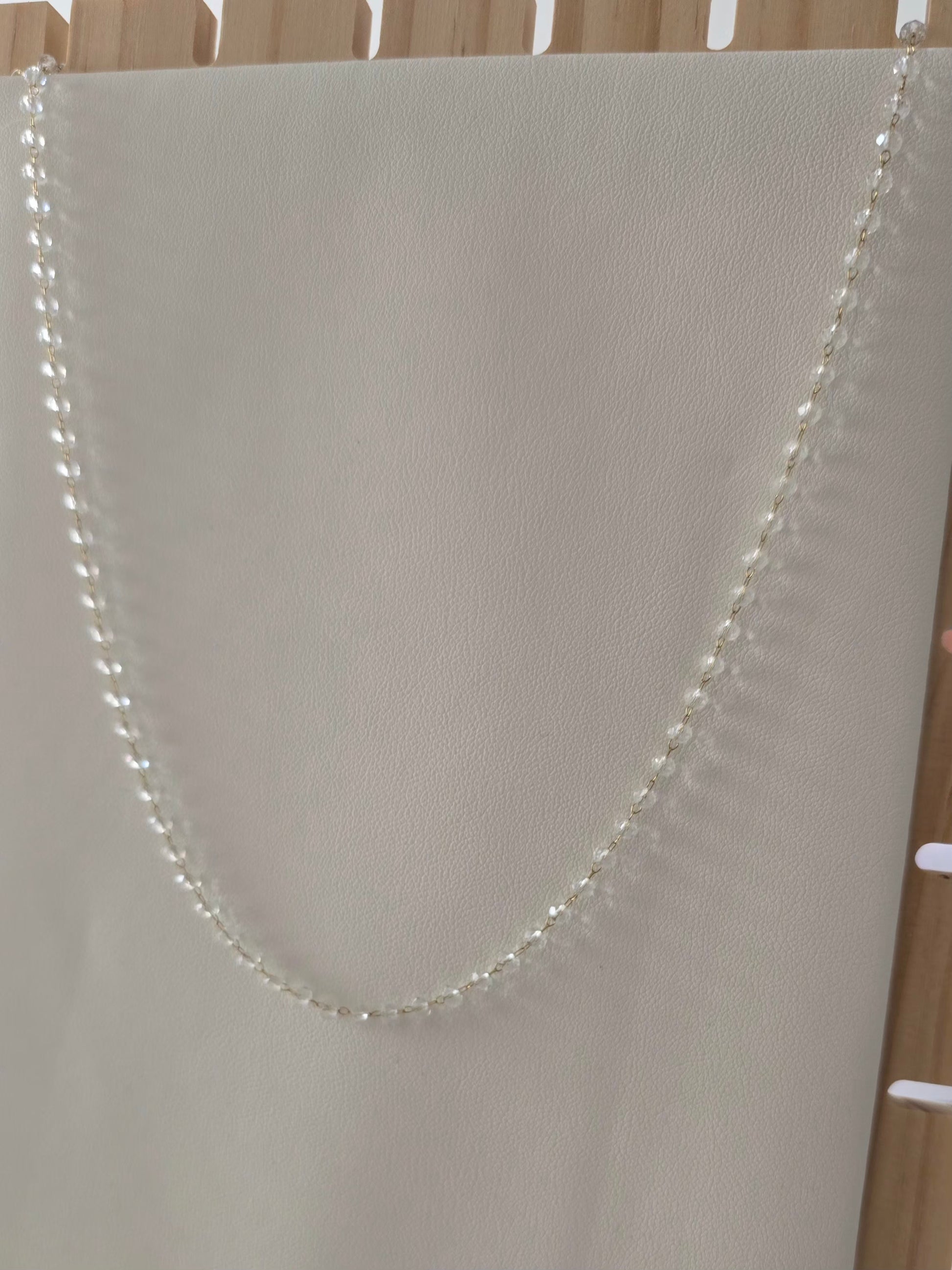 Collier Clarity délicat posé sur surface claire