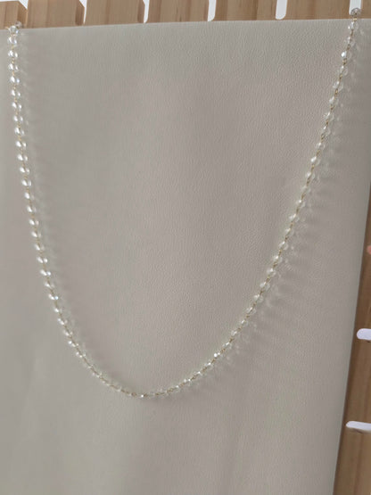 Collier Clarity délicat posé sur surface claire