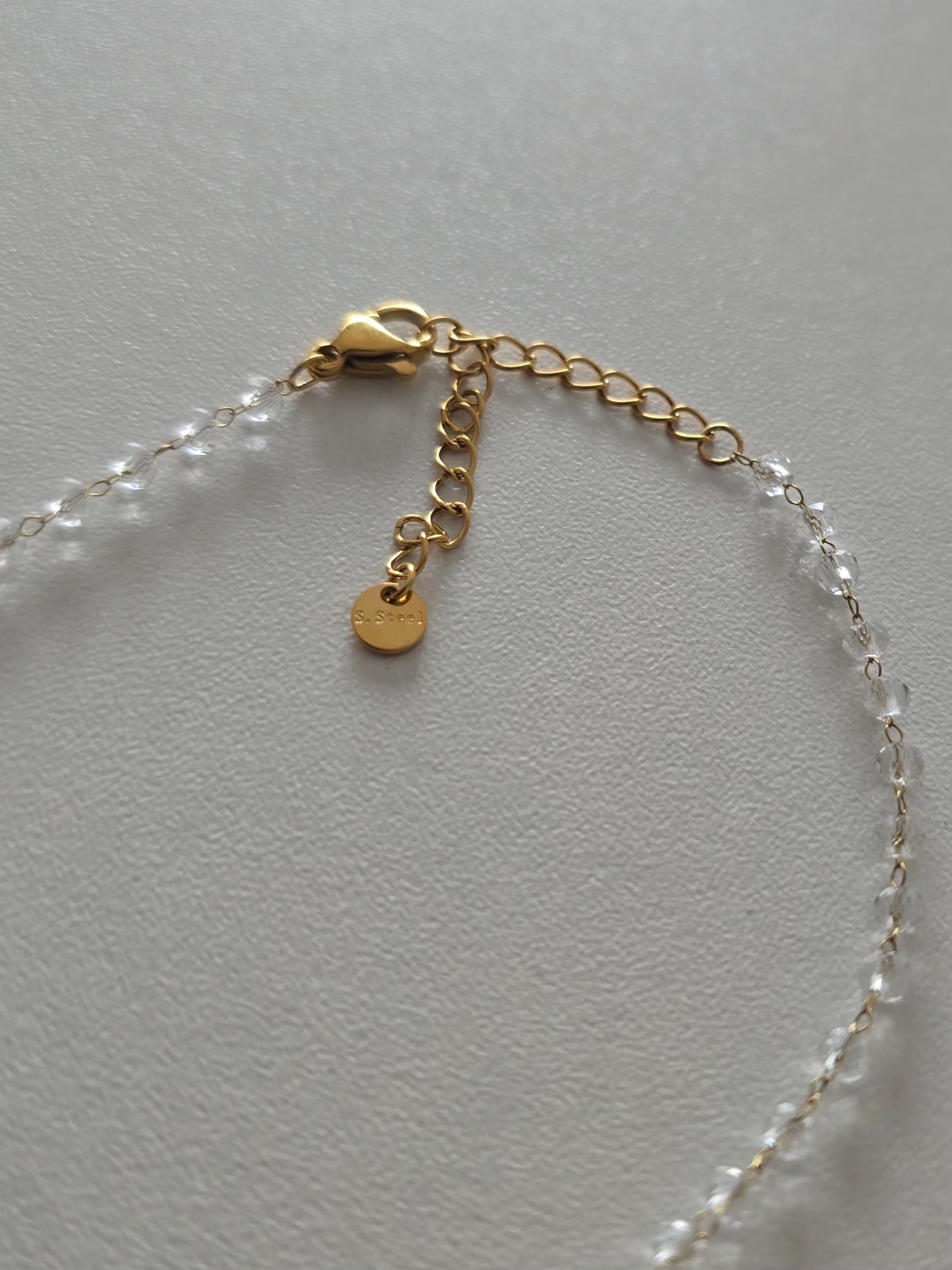 Reflets sur les perles transparentes du collier Clarity