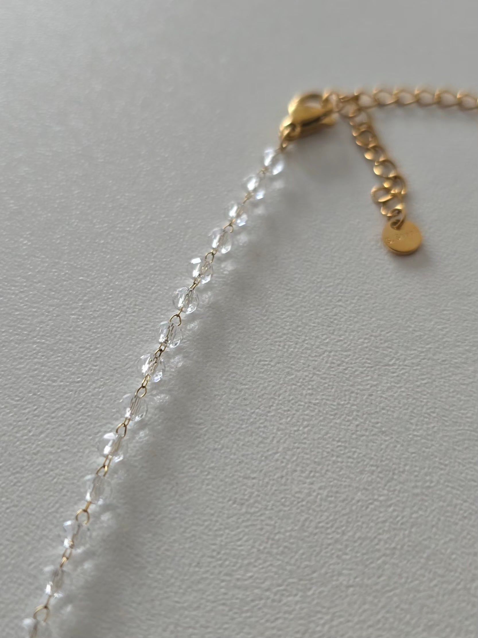 Vue rapprochée du collier Clarity mettant en valeur sa finesse