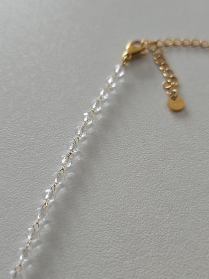 Vue rapprochée du collier Clarity mettant en valeur sa finesse