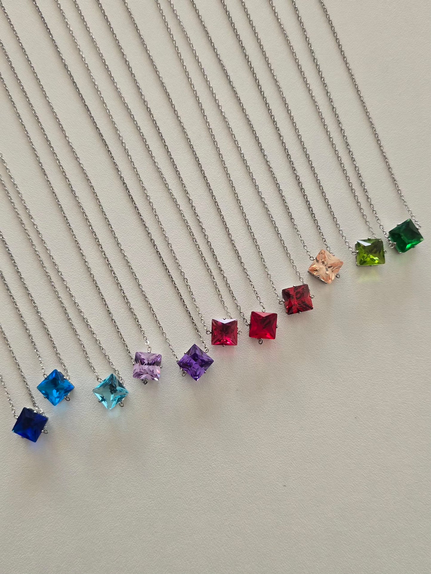 Ensemble de colliers Lunéa en acier inoxydable avec pendentifs colorés