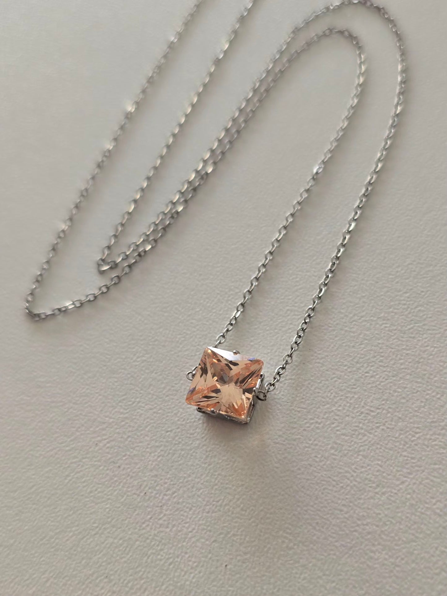 Collier Lunéa en acier inoxydable avec pendentif champagne évoquant la positivité et l'optimisme 