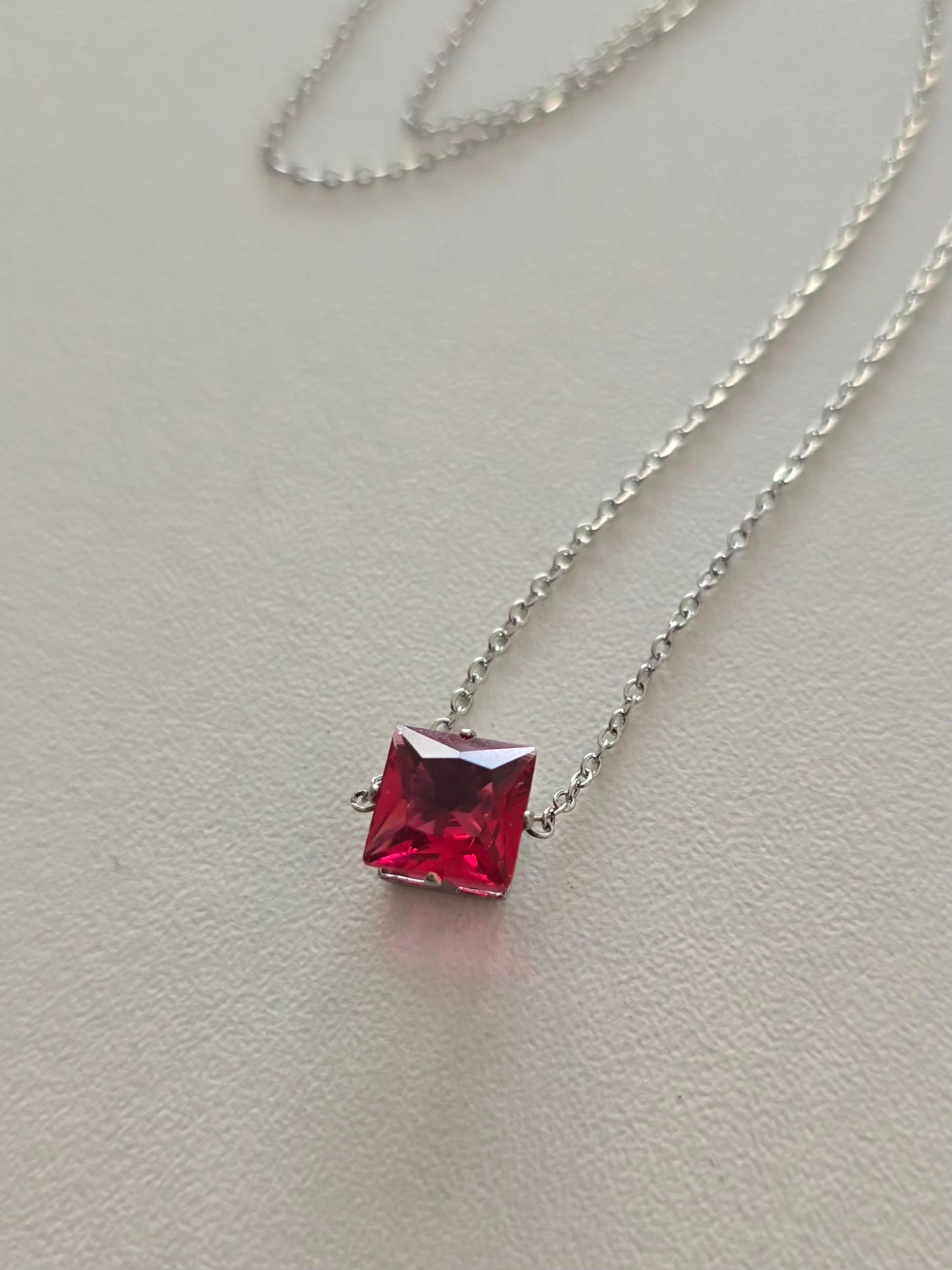 Collier Lunéa argenté avec strass fuchsia exprimant la douceur, la tendresse et la délicatesse