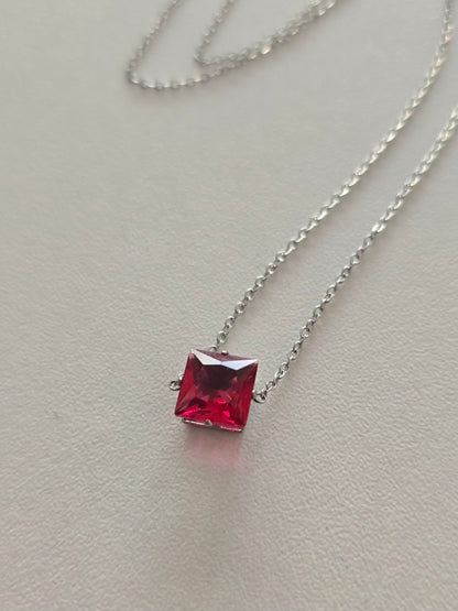 Collier Lunéa argenté avec strass fuchsia exprimant la douceur, la tendresse et la délicatesse