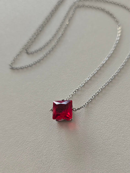 Collier Lunéa argenté avec pendentif rouge foncé symbolisant le désir et la passion