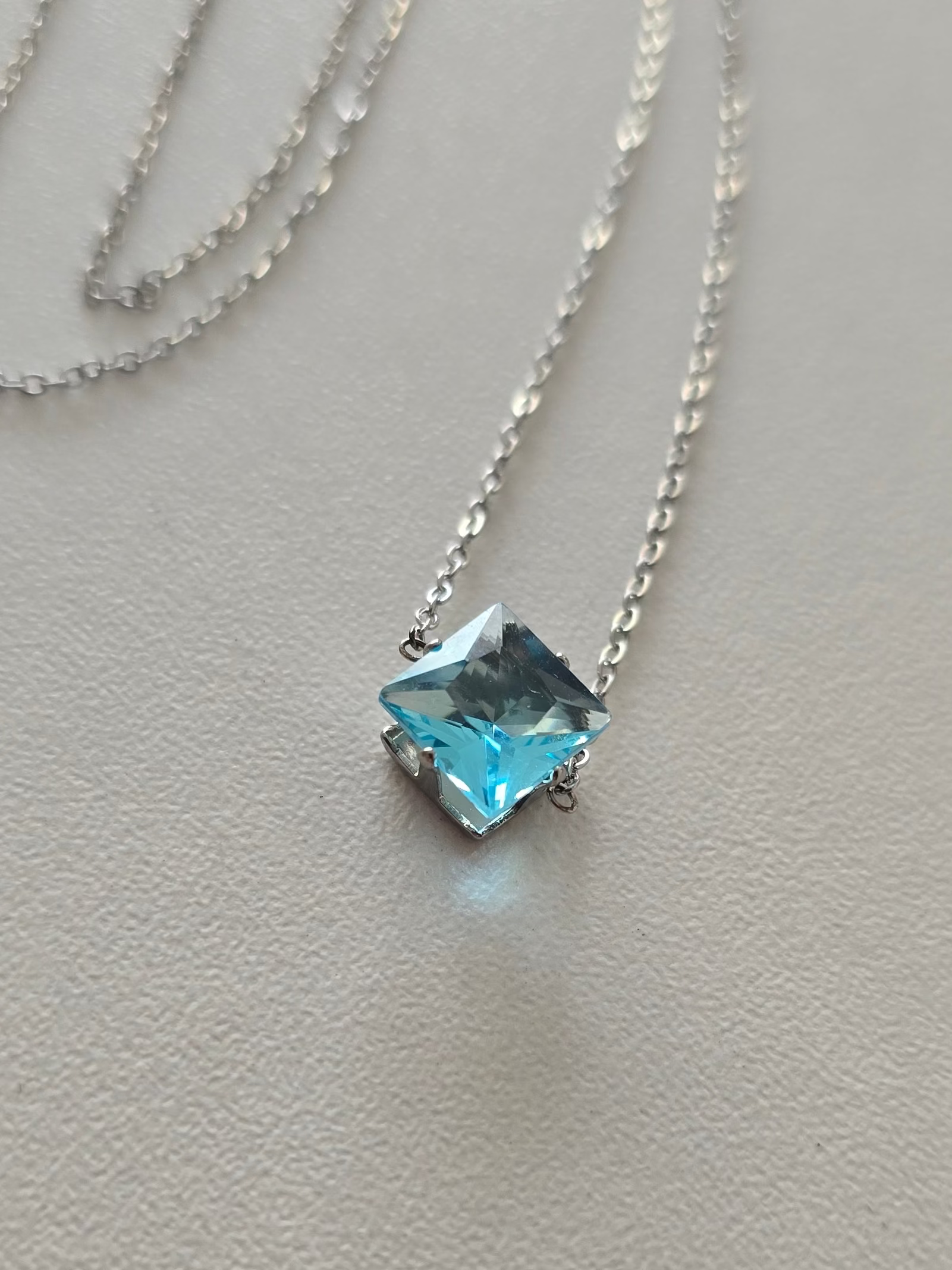 Collier Lunéa en acier inoxydable avec pendentif bleu ciel représentant l'inspiration, la créativité et la tranquillité