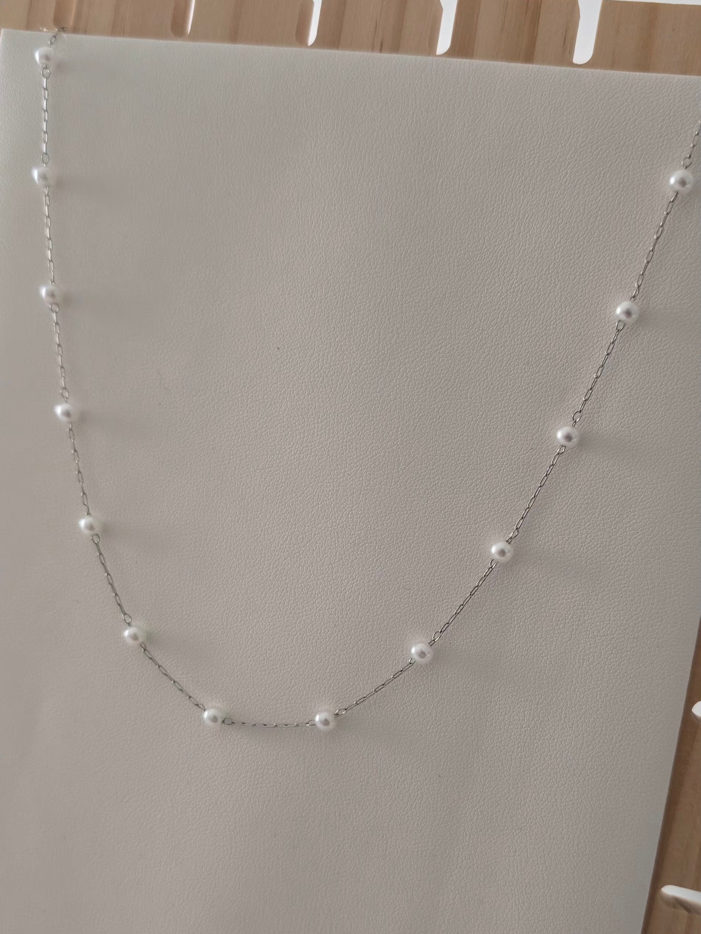 Collier Perla en acier inoxydable argenté avec perles blanches de 3 mm 