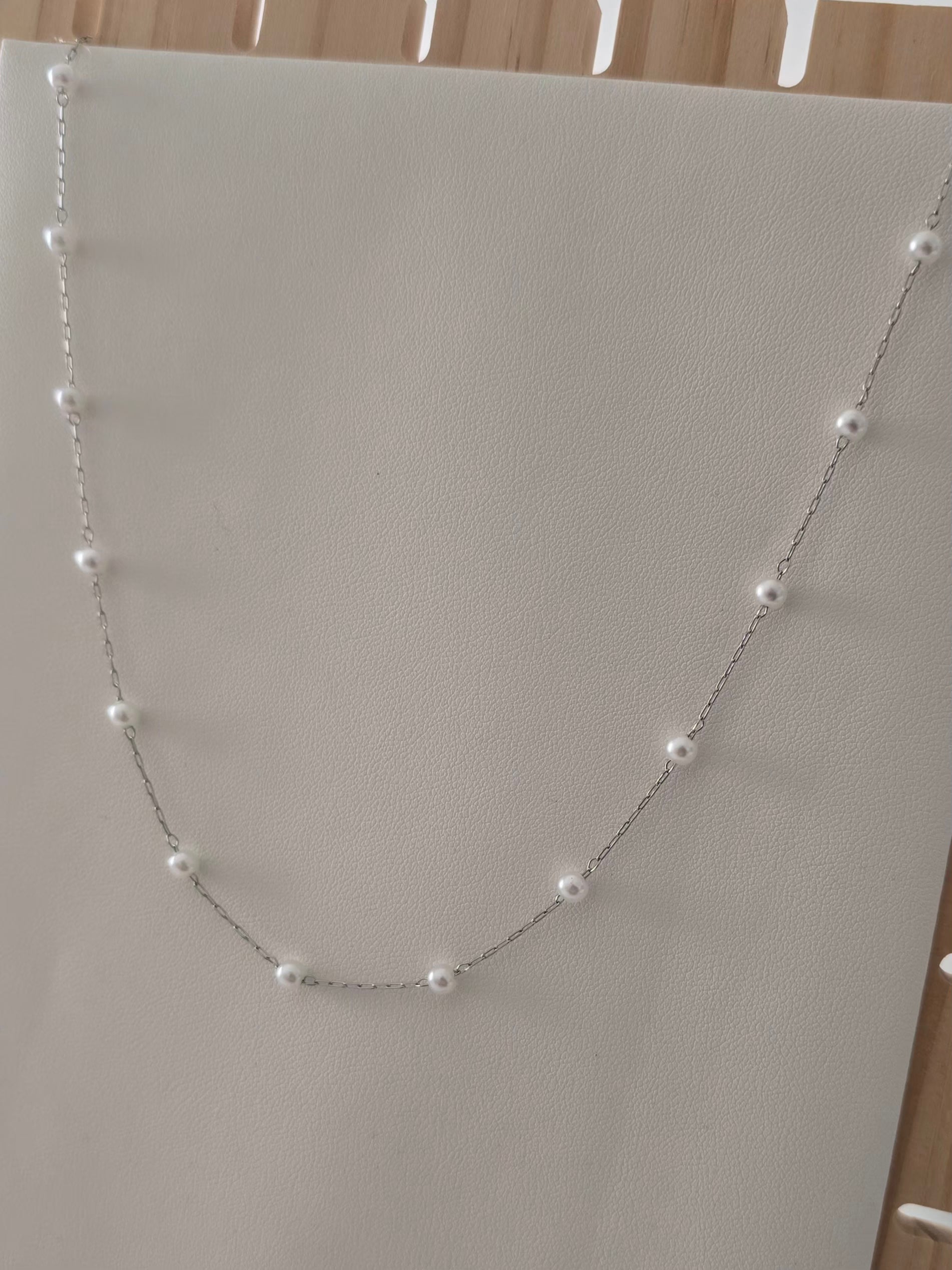 Collier Perla en acier inoxydable argenté avec perles blanches de 3 mm 