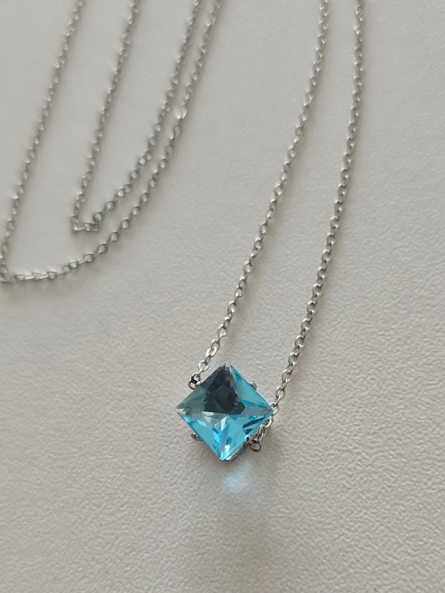 Collier Lunéa bleu ciel en acier inoxydable