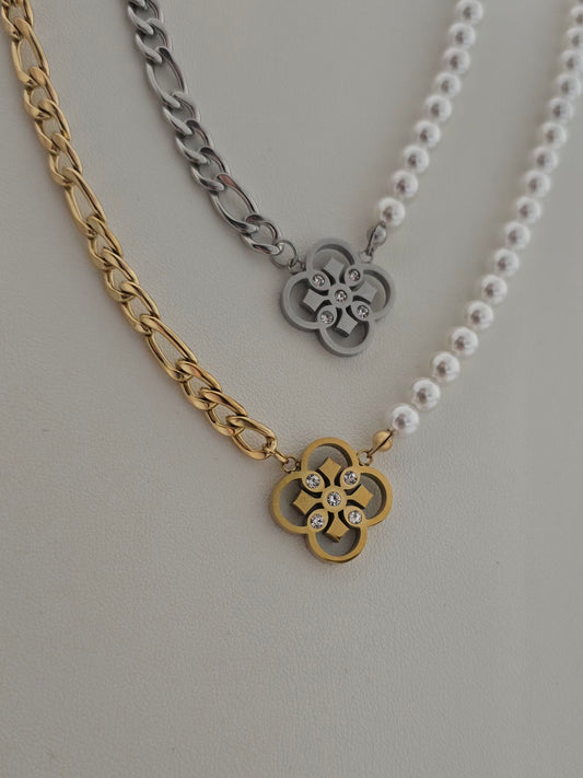 Collier Allegra mêlant perles blanches et chaîne en acier inoxydable 