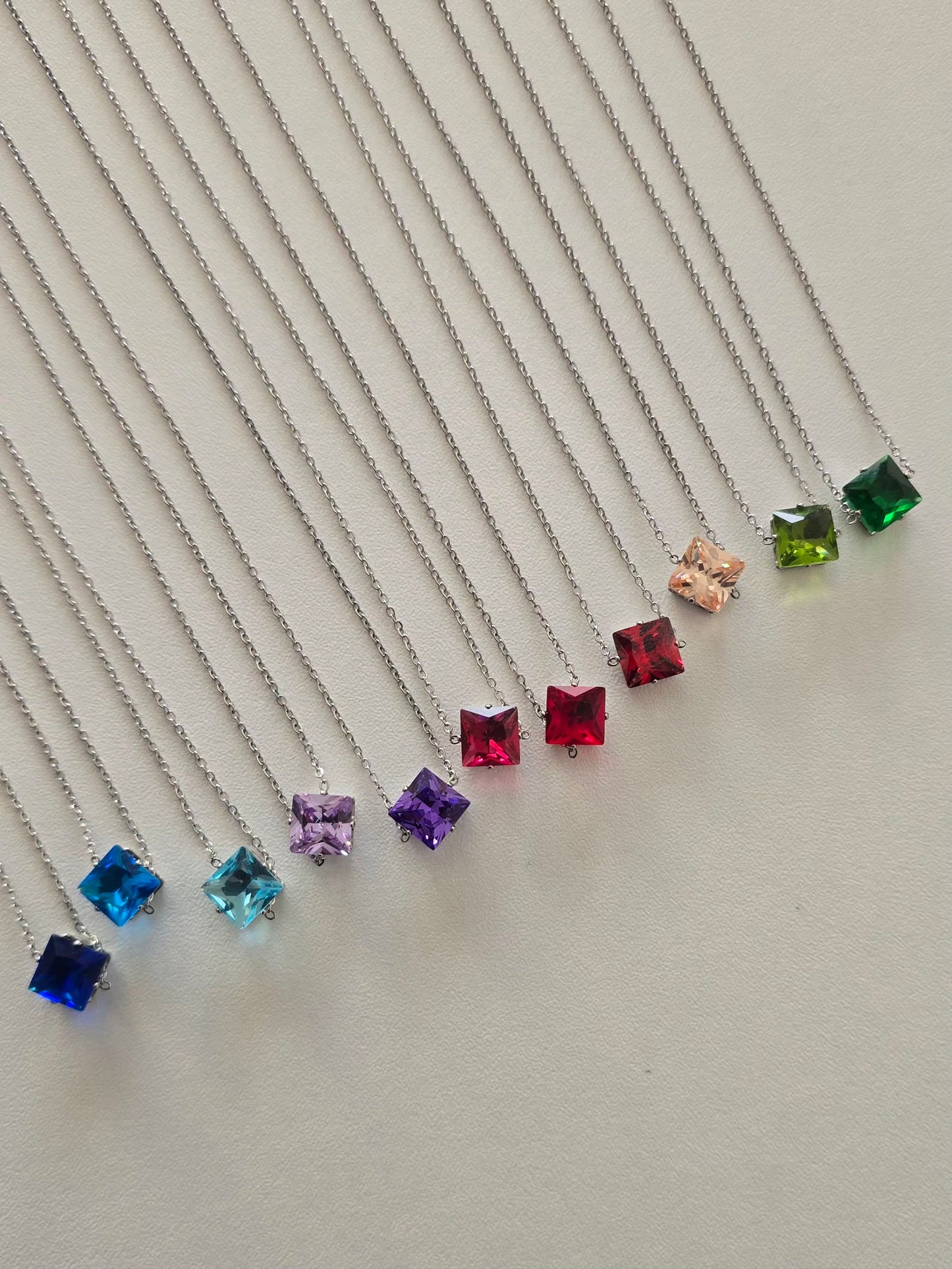 Collier Lunéa avec chaîne fine argentée et strass colorés