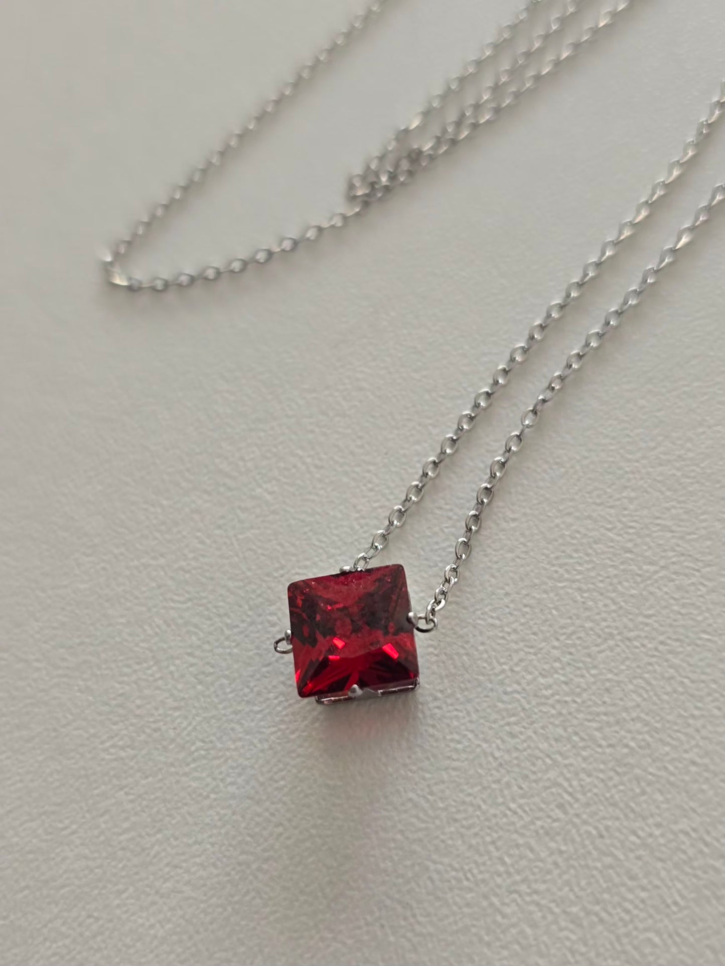 Collier Lunéa argenté avec pendentif rouge foncé symbolisant le désir et la passion
