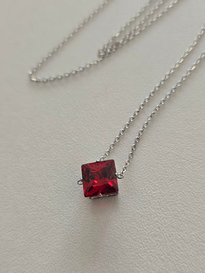 Collier Lunéa argenté avec pendentif rouge foncé symbolisant le désir et la passion