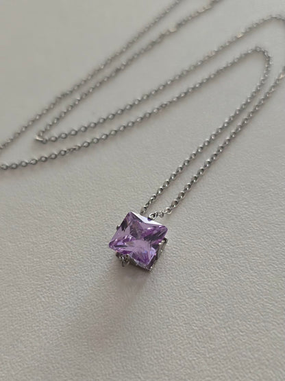 Collier Lunéa en acier inoxydable avec pendentif violet clair représentant la sagesse et le respect