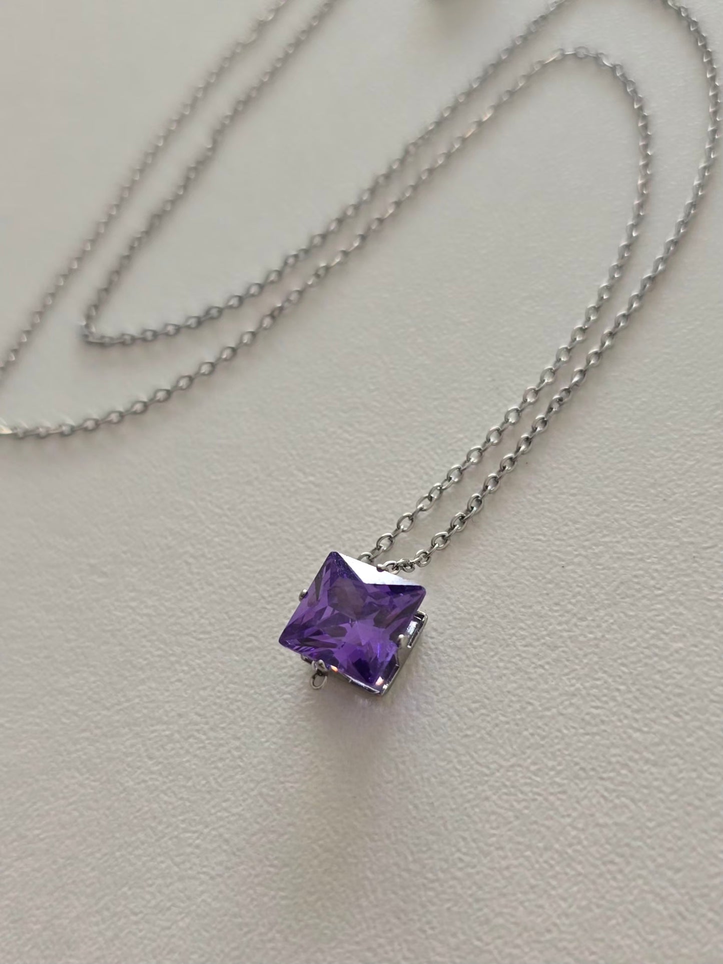 Collier Lunéa argenté avec pendentif violet foncé symbolisant la spiritualité et l'intuition