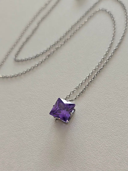 Collier Lunéa argenté avec pendentif violet foncé symbolisant la spiritualité et l'intuition