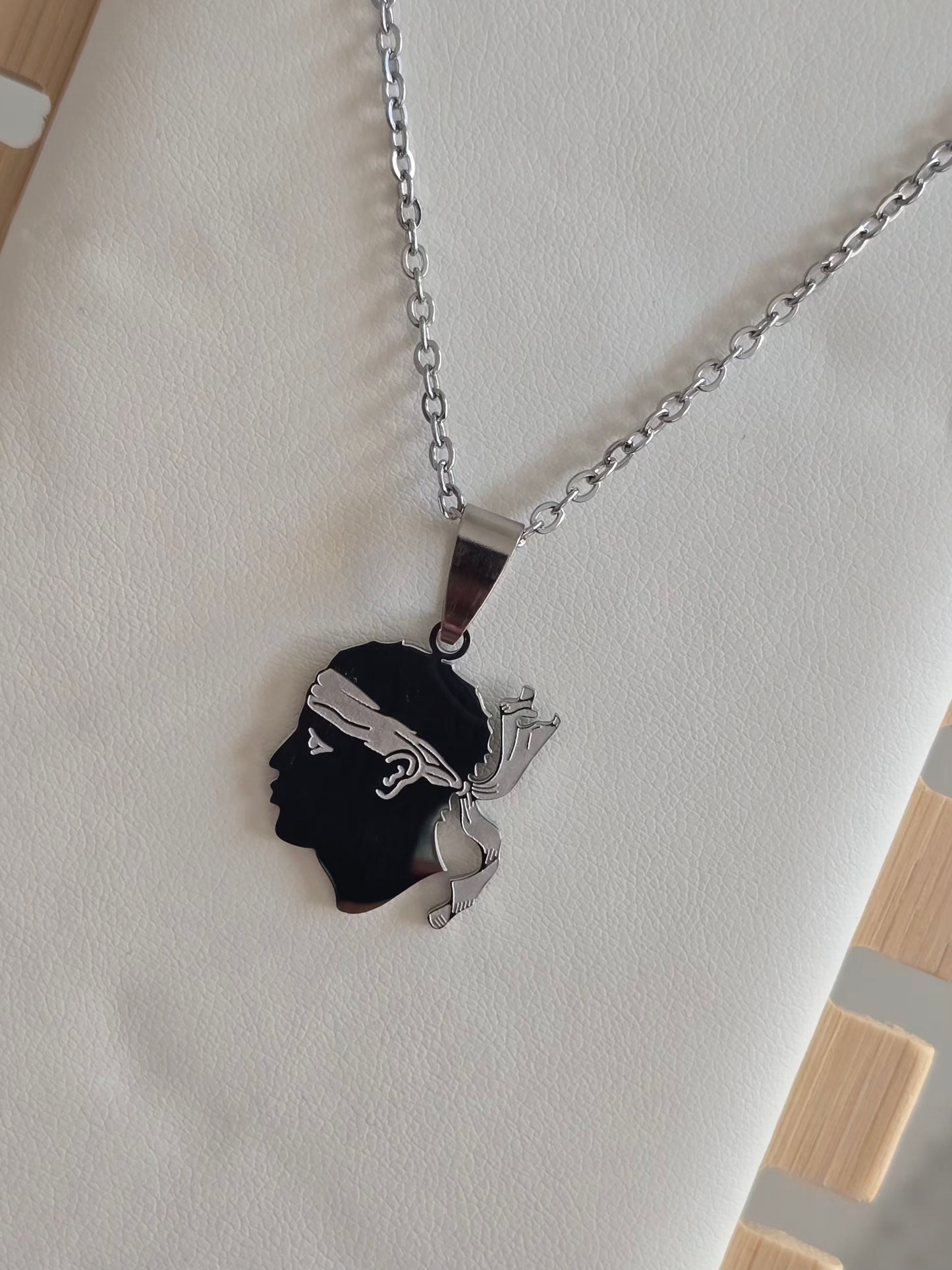 Collier Tête de Maure argenté en acier inoxydable avec chaîne fine de 45 cm.