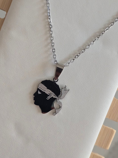 Collier Tête de Maure argenté en acier inoxydable avec chaîne fine de 45 cm.