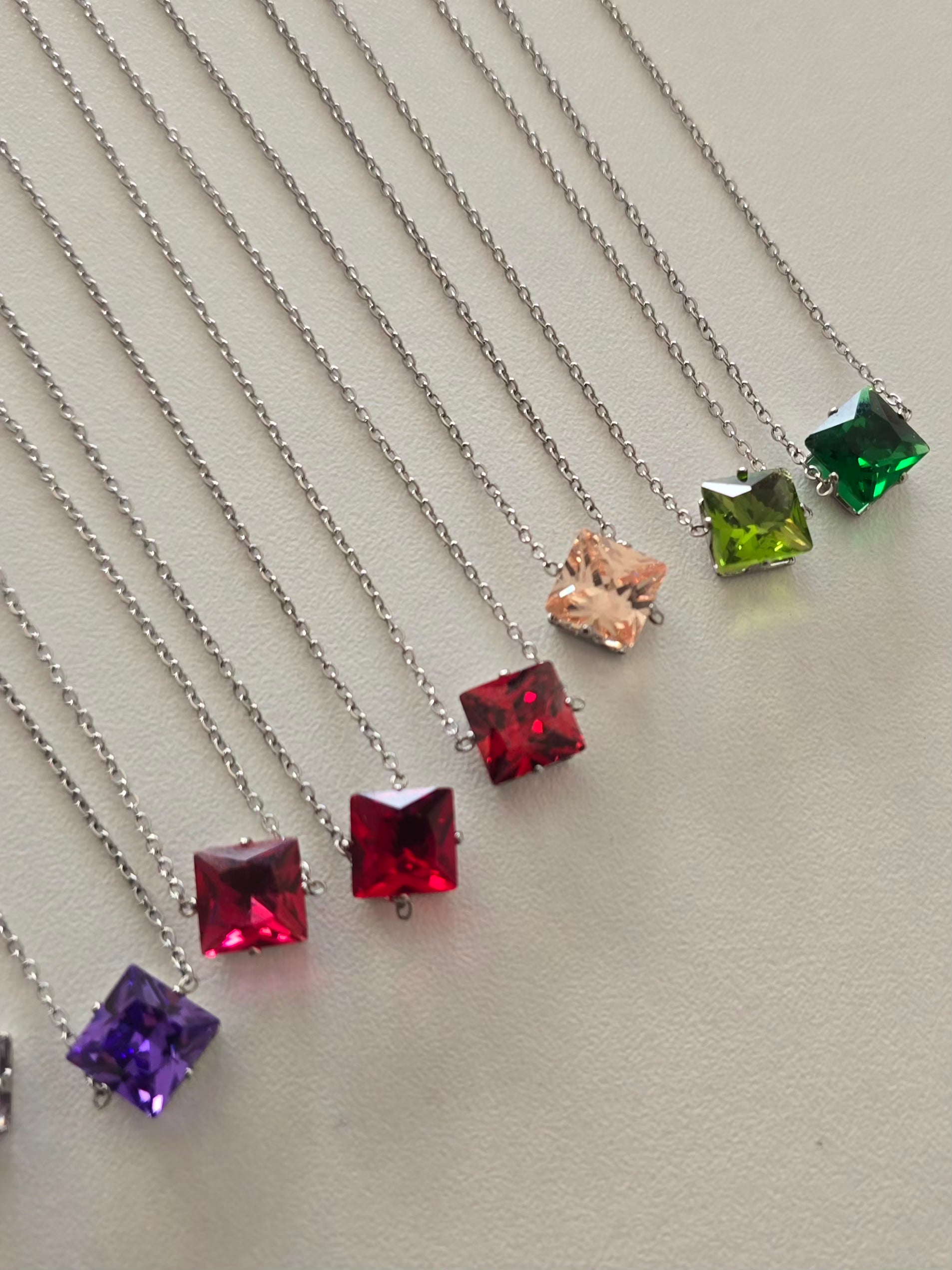 Différents colliers Lunéa en acier inoxydable