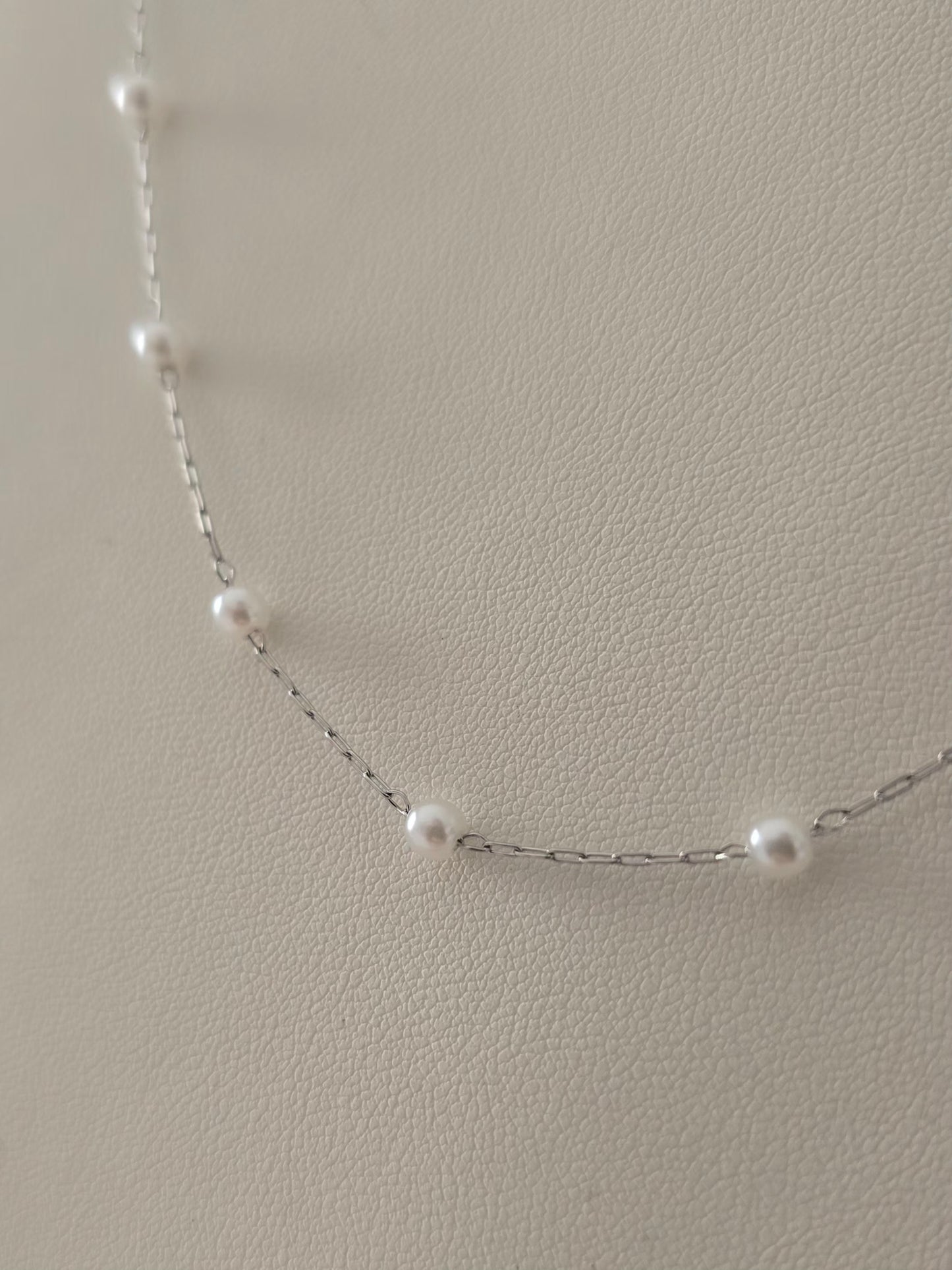 Perles blanches de 3 mm du collier Perla