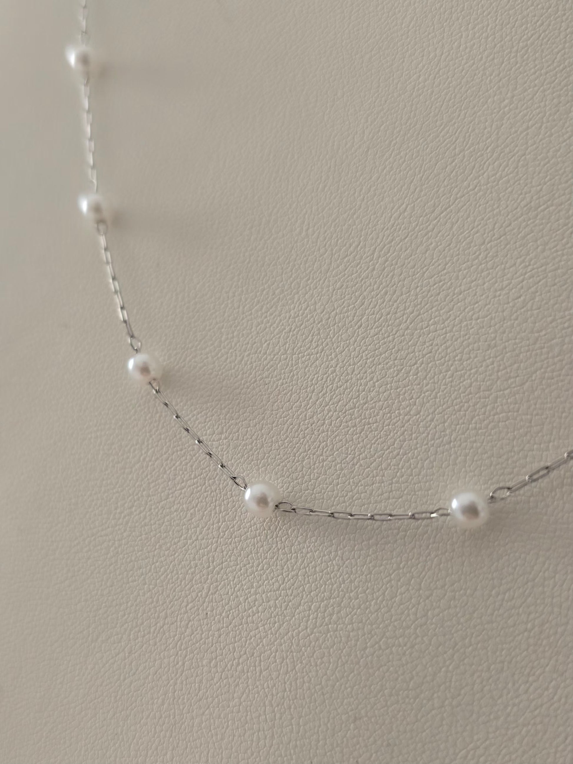 Perles blanches de 3 mm du collier Perla