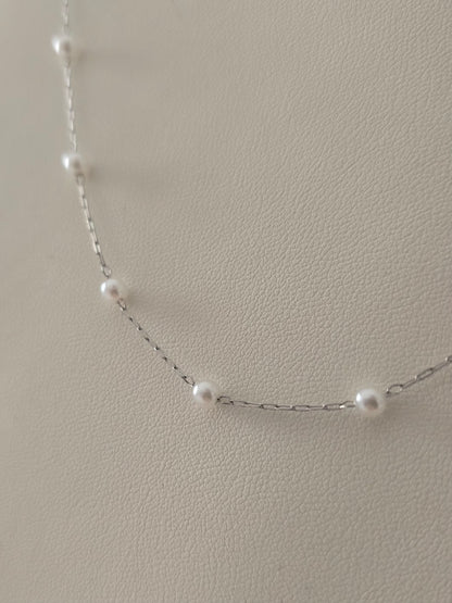 Perles blanches de 3 mm du collier Perla