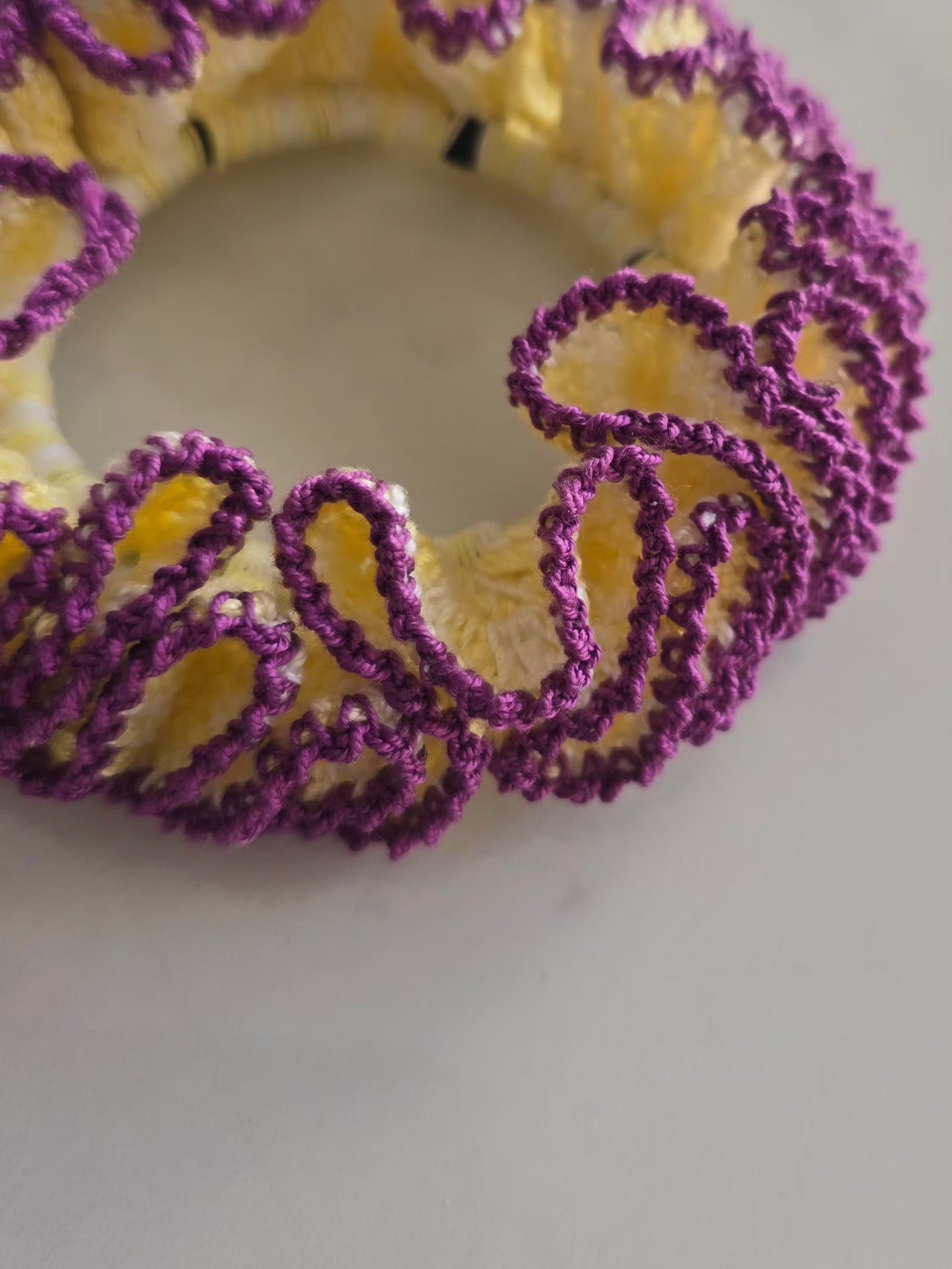 Détail du contour violet en crochet sur chouchou