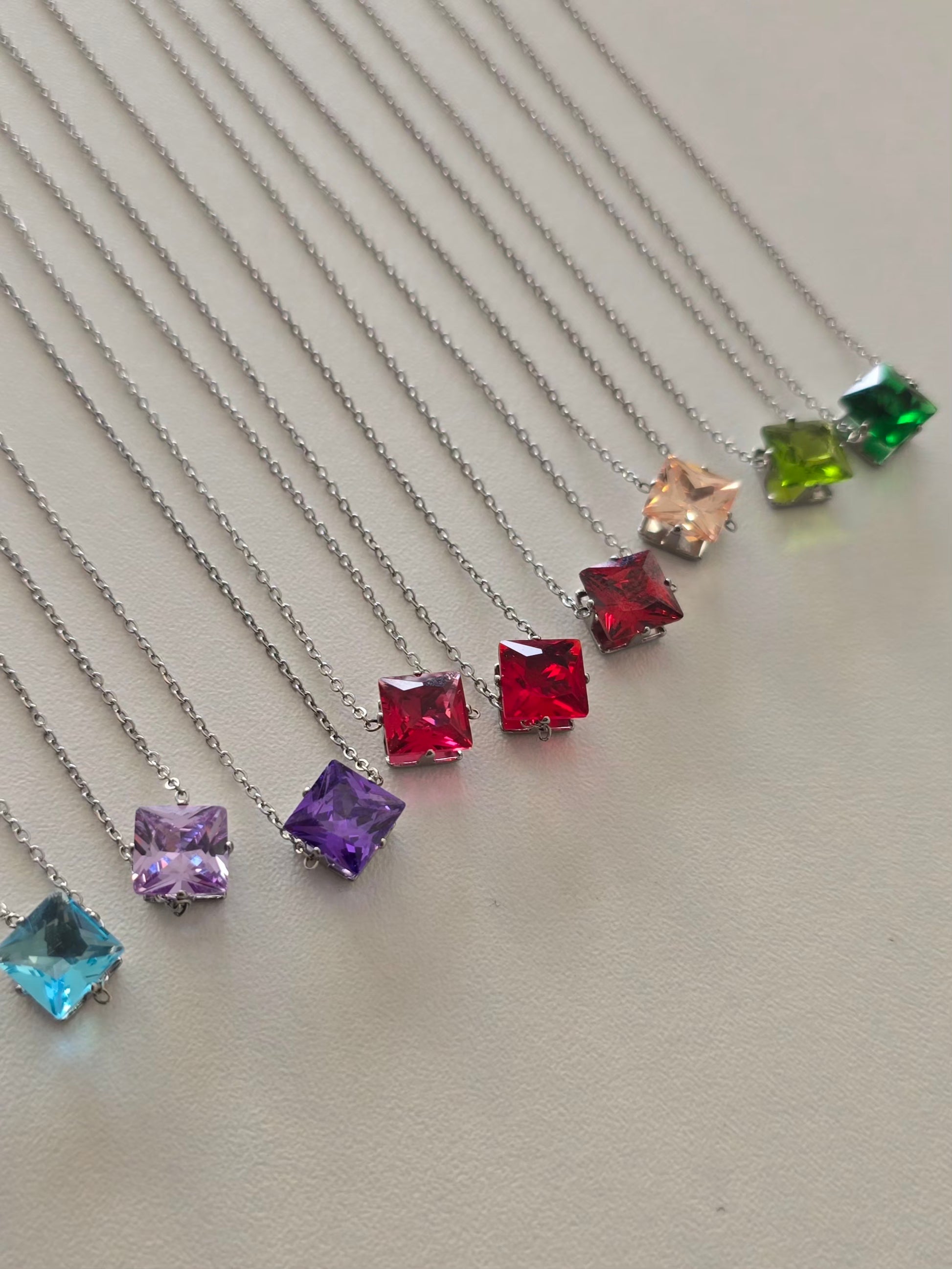 Photo montrant la chaîne argentée et pendentif Lunéa