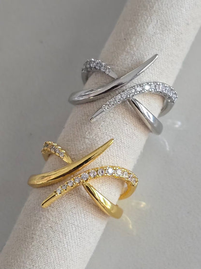 Bague Inaya ajustable en acier inoxydable disponible en doré et argenté avec zircons scintillants