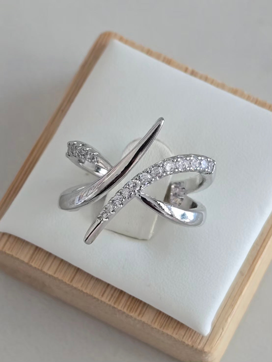 Bague Inaya argentée ajustable avec zircons scintillants sur présentoir 