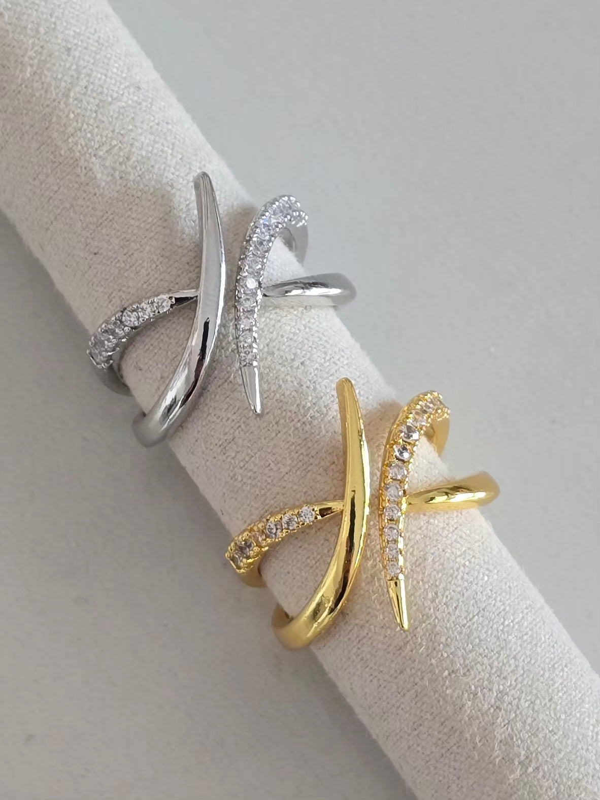 Bague Inaya au design croisé élégant en acier inoxydable doré et argenté