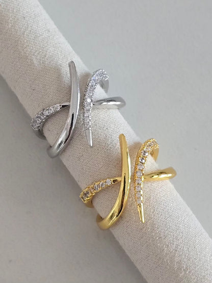 Bague Inaya au design croisé élégant en acier inoxydable doré et argenté