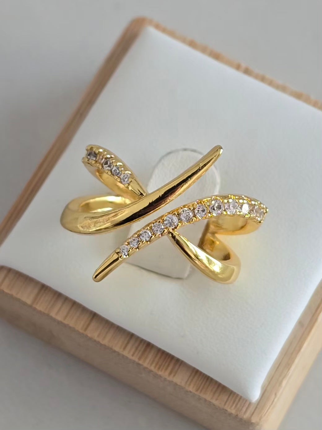 Bague Inaya dorée ajustable en acier inoxydable avec détails en zircon 