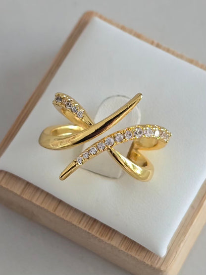 Bague Inaya dorée ajustable en acier inoxydable avec détails en zircon 