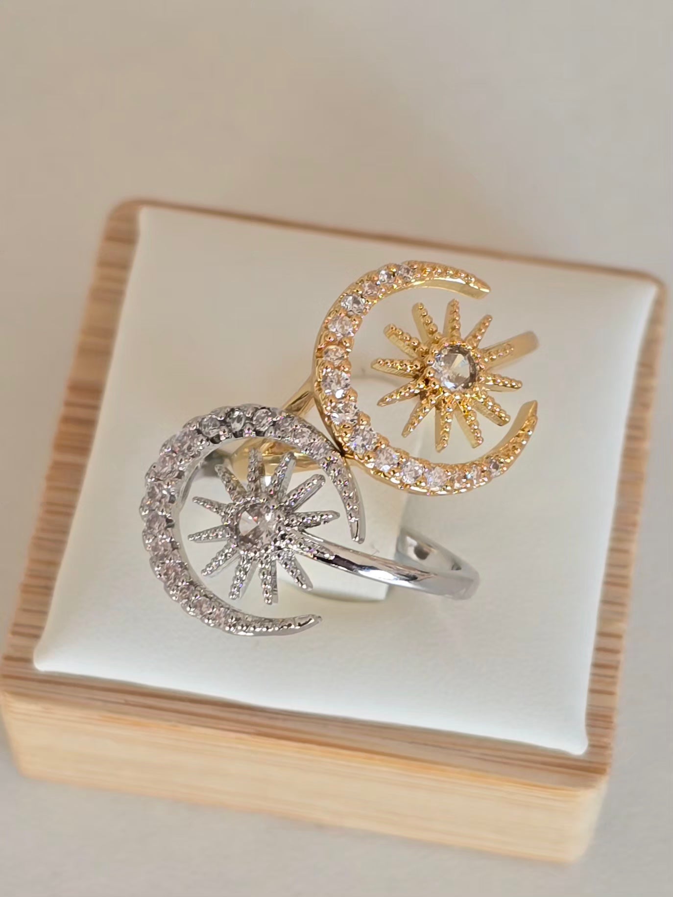 Doré ou argenté, la bague Lunara sera assortie à toutes vos tenues 
